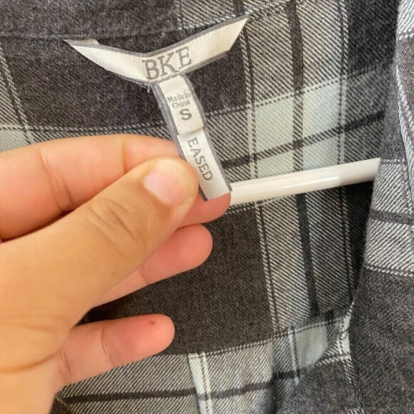 BKE Eased Womens Gray Split V-Neck Soft 100% Rayon Plaid Button Up Shirt Small - Picture 10 of 12